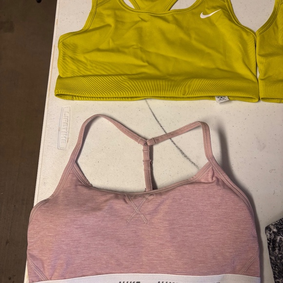 4 new womens medium Nike sports bras - Picture 2 of 3